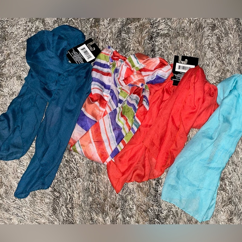 Women Scarves bundle NWT
Smoke free home 
Pet free home